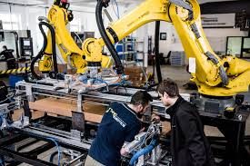 Economia românească adoptă roboți industriali pentru eficiență sporită